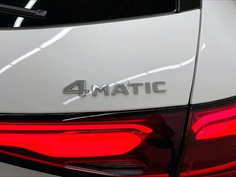 Used 2025 Mercedes-Benz GLC 300 4MATIC image 10