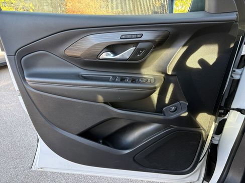 Used 2024 GMC Terrain SLT image 20