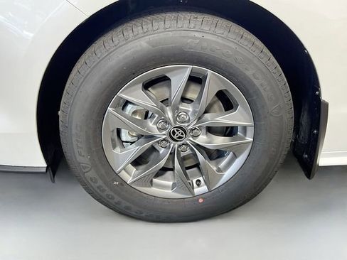 New 2026 Toyota Sienna XLE FWD image 11