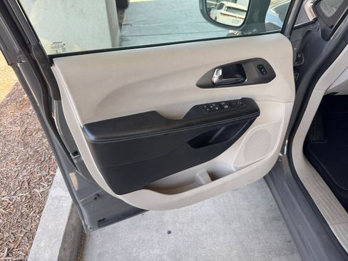 Used 2022 Chrysler Pacifica Touring-L FWD image 15