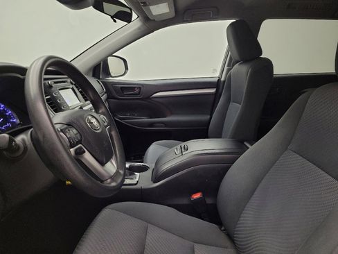 Used 2019 Toyota Highlander LE AWD/4WD image 17