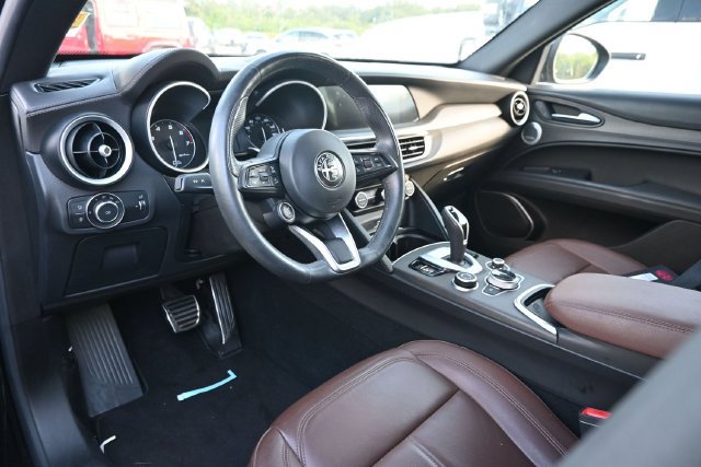 Used 2023 Alfa Romeo Stelvio Ti AWD/4WD image 9