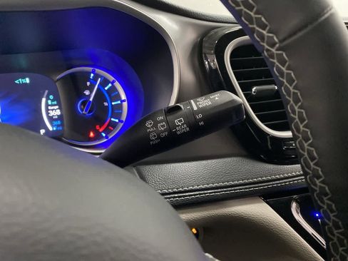 Used 2024 Chrysler Pacifica Select image 23