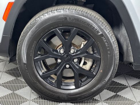 Used 2024 Jeep Grand Cherokee L Laredo image 28