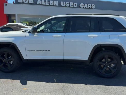 Used 2025 Jeep Grand Cherokee Limited w/ Black Appearance Package AWD/4WD image 4