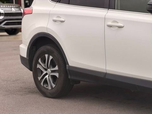 Used 2018 Toyota RAV4 LE FWD image 5