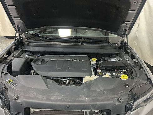 Used 2019 Jeep Cherokee Limited w/ Luxury Group AWD/4WD image 13