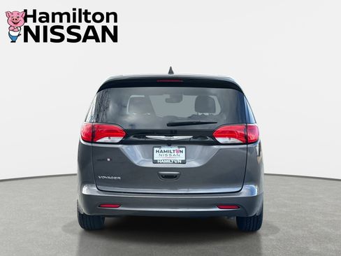 Used 2023 Chrysler Voyager LX image 3