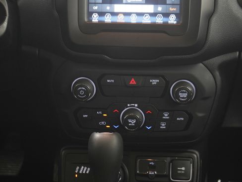 Used 2018 Jeep Renegade Latitude w/ Cold Weather Group AWD/4WD image 16