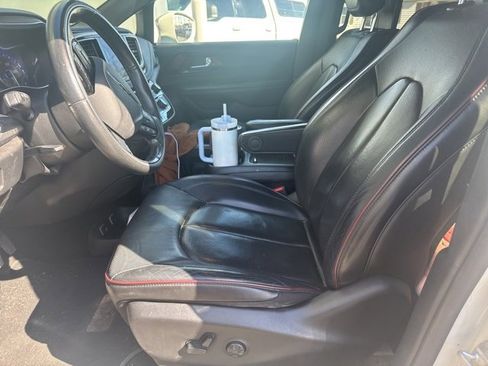 Used 2020 Chrysler Pacifica Limited image 9