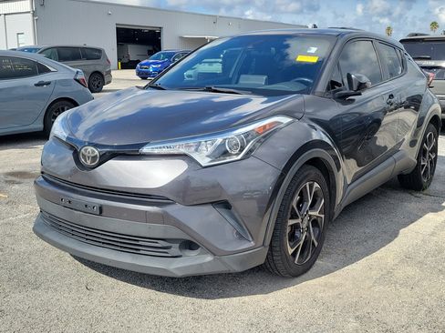 Used 2019 Toyota C-HR XLE FWD image 3