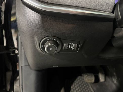 Used 2025 Jeep Compass Latitude w/ Sun & Sound Group AWD/4WD image 36
