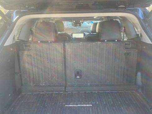 Used 2023 Toyota Highlander Platinum image 9