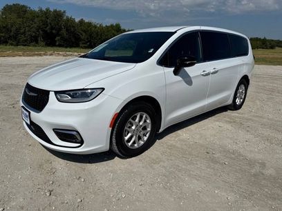 Used 2025 Chrysler Pacifica Select