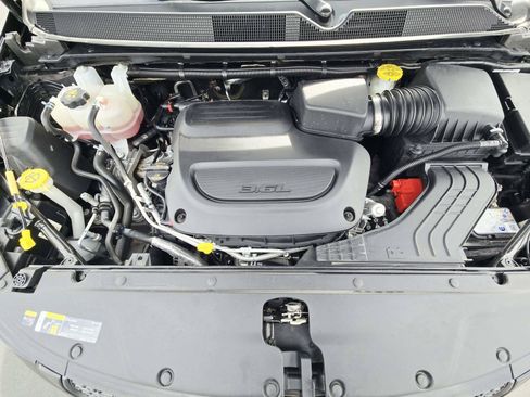 Used 2025 Chrysler Pacifica Limited FWD image 21