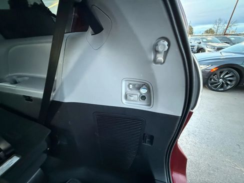 Used 2015 Toyota Sienna SE Premium image 29