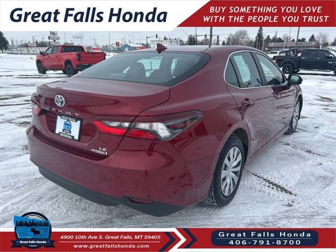 Used 2021 Toyota Camry LE image 9