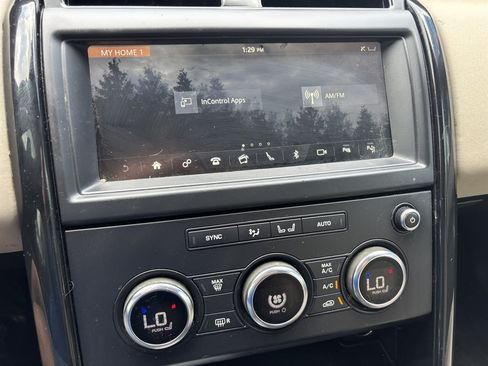 Used 2020 Land Rover Discovery SE AWD/4WD image 11