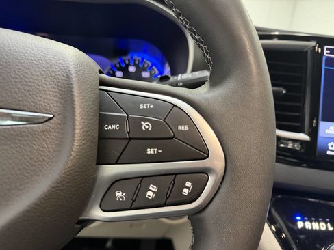 Used 2024 Chrysler Pacifica Touring-L FWD image 15