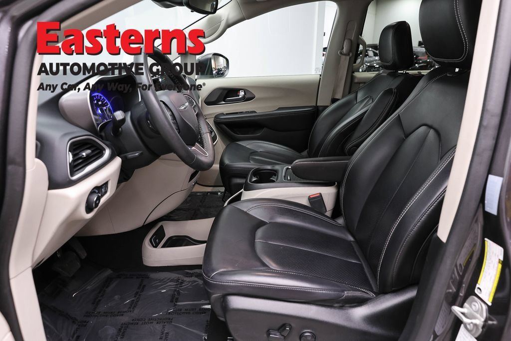 Used 2023 Chrysler Pacifica Touring-L FWD image 16