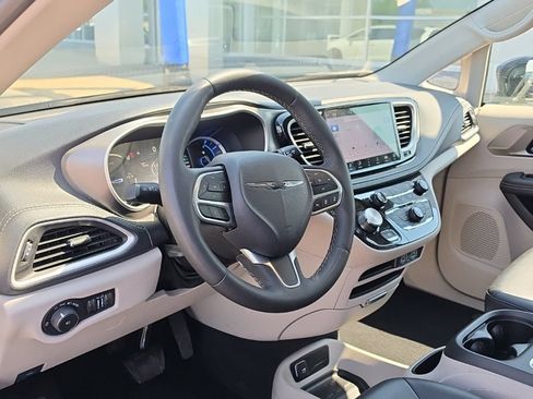 Used 2024 Chrysler Pacifica Limited FWD image 13