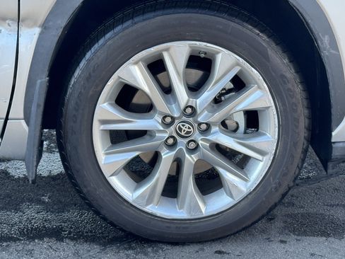 Used 2023 Toyota Highlander Limited image 19