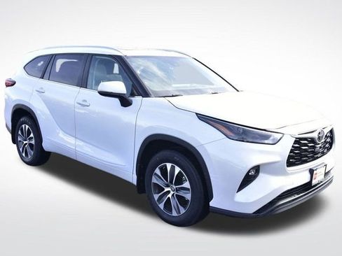 Certified 2023 Toyota Highlander XLE image 6