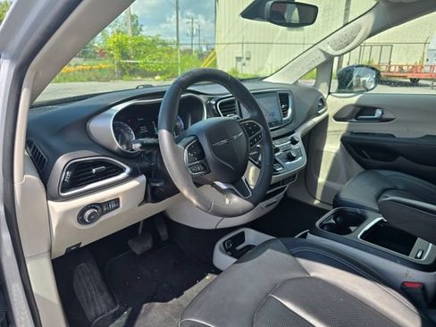 Used 2024 Chrysler Pacifica Touring-L FWD image 12
