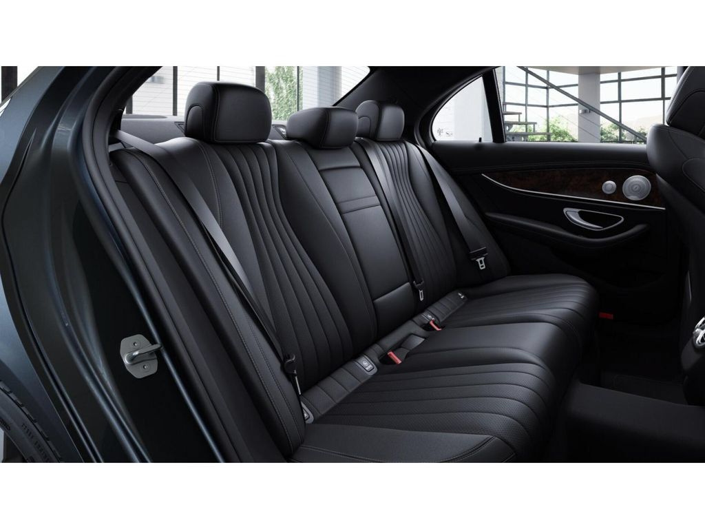 Used 2023 Mercedes-Benz E 350 4MATIC Sedan image 5