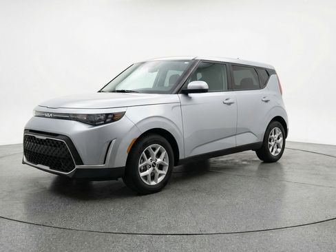Used 2025 Kia Soul LX w/ LX Technology Package image 3