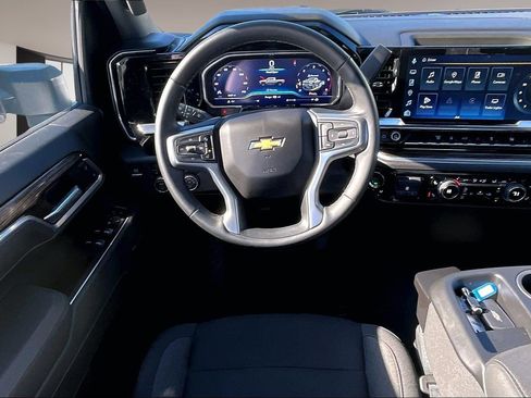 Used 2025 Chevrolet Silverado 2500 LT w/ Convenience Package image 9