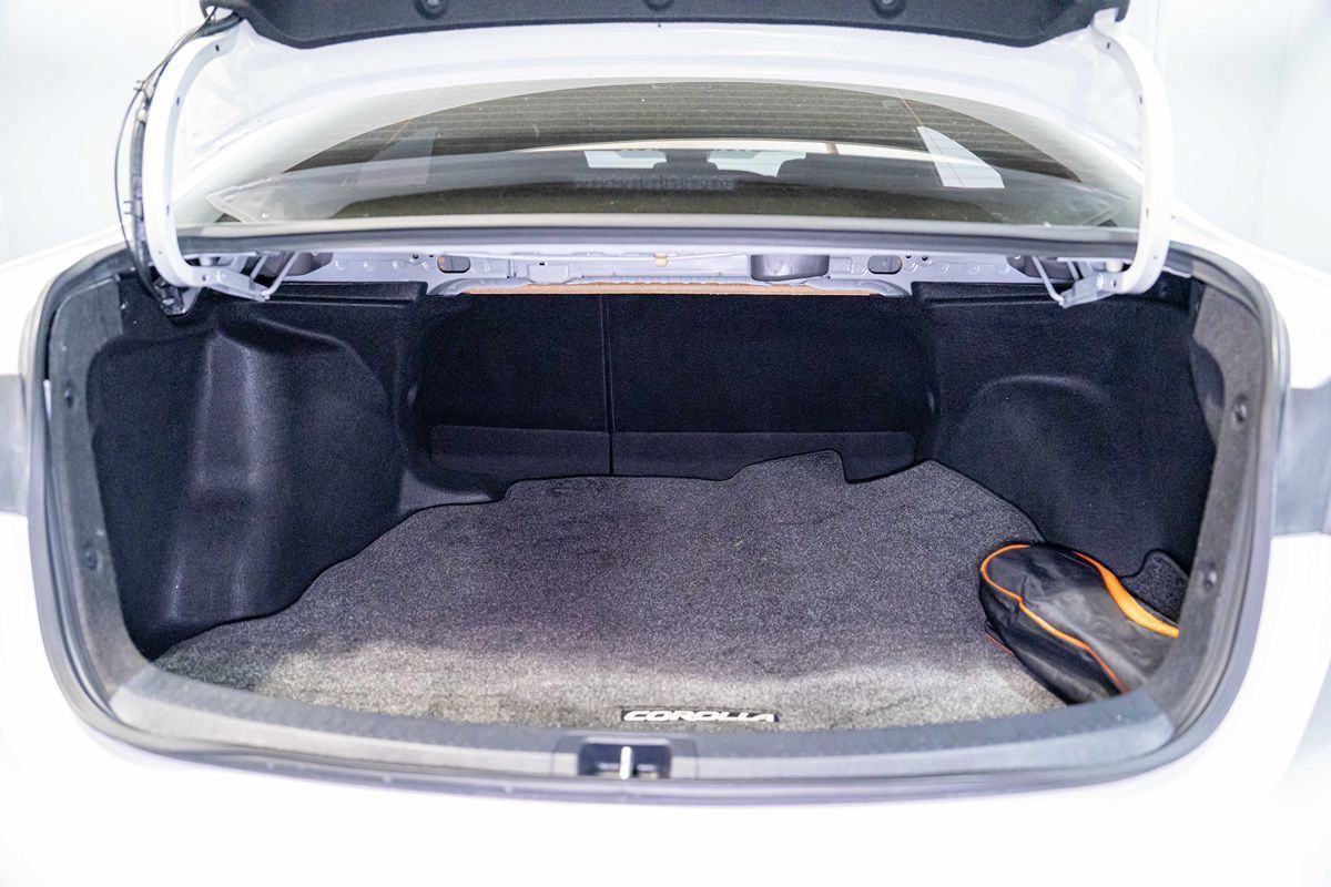 Used 2020 Toyota Corolla SE w/ Carpet Mat Package (TMS) FWD image 26