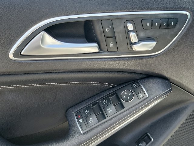 Used 2020 Mercedes-Benz GLA 250 4MATIC w/ Premium Package image 16