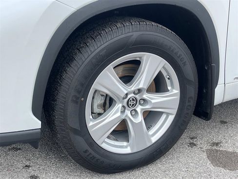 Used 2023 Toyota Highlander LE image 9