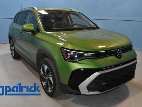 Certified 2025 Volkswagen Taos SE w/ Panoramic Sunroof Package AWD/4WD image 1