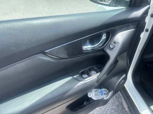 Used 2018 Nissan Rogue SV FWD image 12