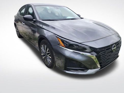 Used 2025 Nissan Altima 2.5 SV FWD image 3