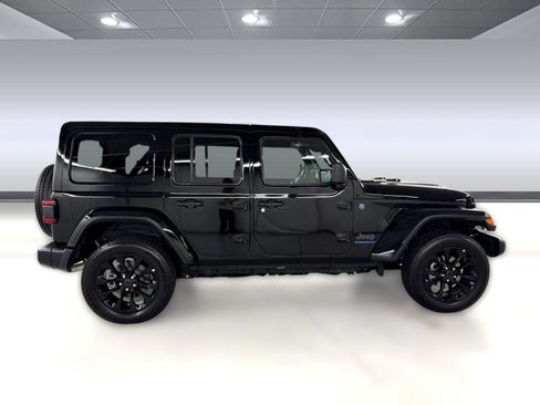 Used 2025 Jeep Wrangler Unlimited Sahara w/ Safety Group AWD/4WD image 8