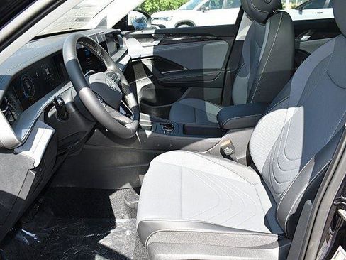 New 2025 Volkswagen Tiguan SE image 7