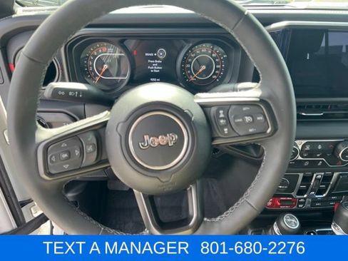 Used 2025 Jeep Gladiator Rubicon AWD/4WD image 17