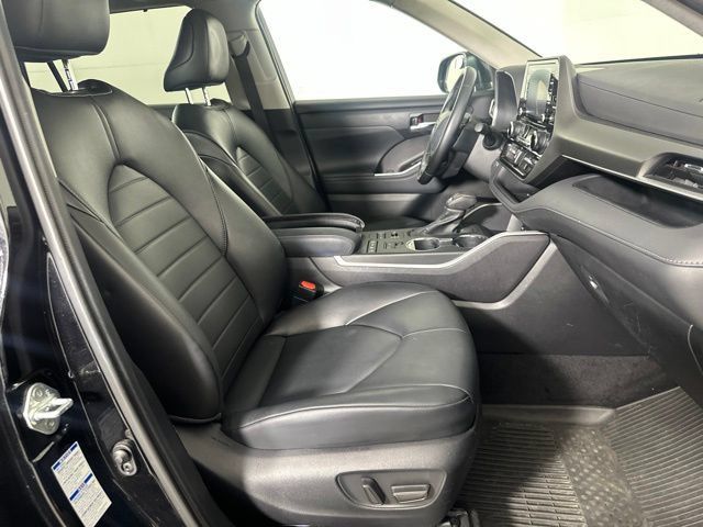 Used 2022 Toyota Highlander XLE AWD/4WD image 26