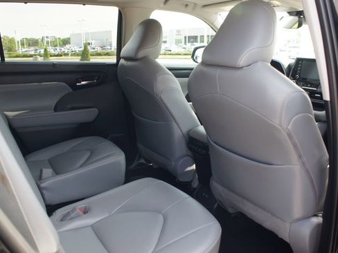 Used 2021 Toyota Highlander XLE AWD/4WD image 23