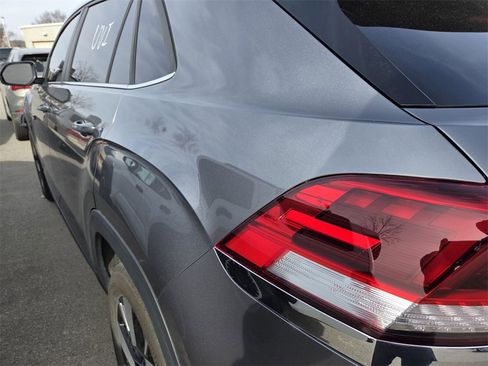 Used 2025 Volkswagen Atlas Cross Sport SE image 6