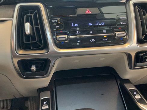 Used 2023 Kia Sorento S w/ Panoramic Sunroof Package AWD/4WD image 16