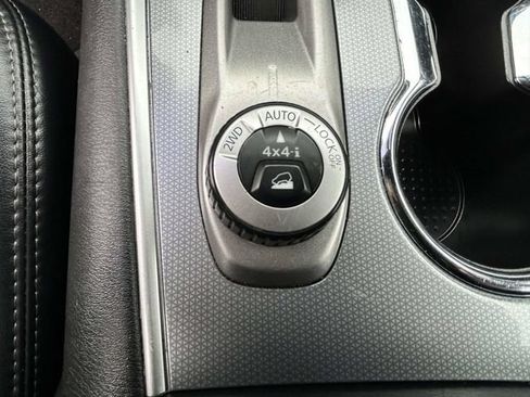 Used 2019 Nissan Pathfinder SL AWD/4WD image 17