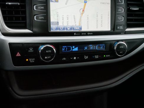 Used 2018 Toyota Highlander XLE image 23