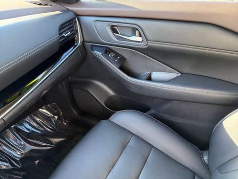 Used 2023 Nissan Rogue SL w/ SL Premium Package image 30