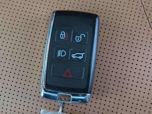 Used 2020 Land Rover Discovery HSE image 36