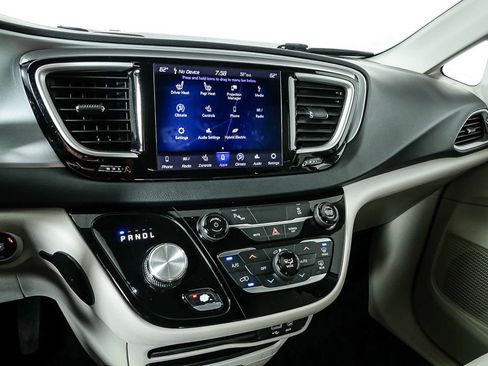 Used 2018 Chrysler Pacifica Touring-L image 17