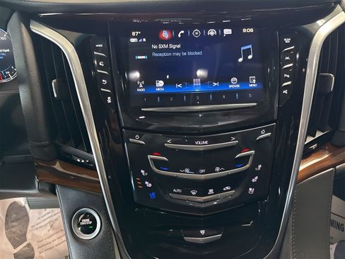 Used 2019 Cadillac Escalade ESV Premium Luxury AWD/4WD image 17